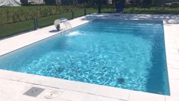 piscina con cascata idromassaggio